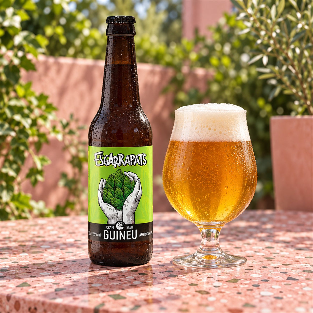 Guineu Esgarrapats: bebida servida en vaso junto a su envase