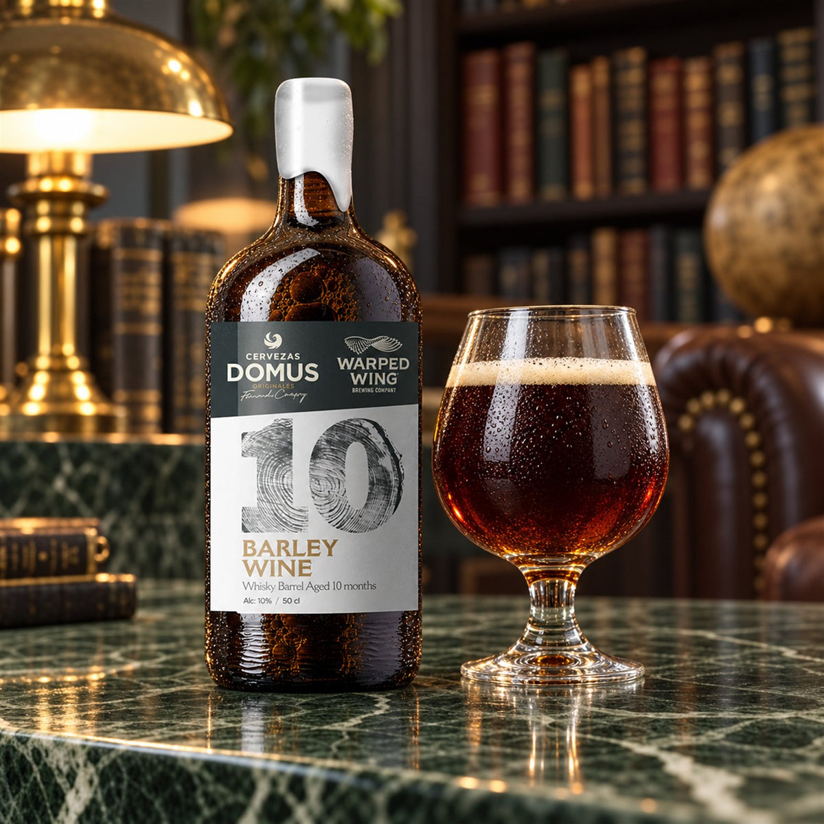 Domus Barley Wine 10: bebida servida en vaso junto a su envase