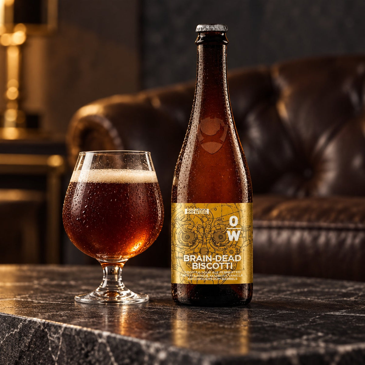 BrewDog OverWorks Brain Dead Biscotti: bebida servida en vaso junto a su envase