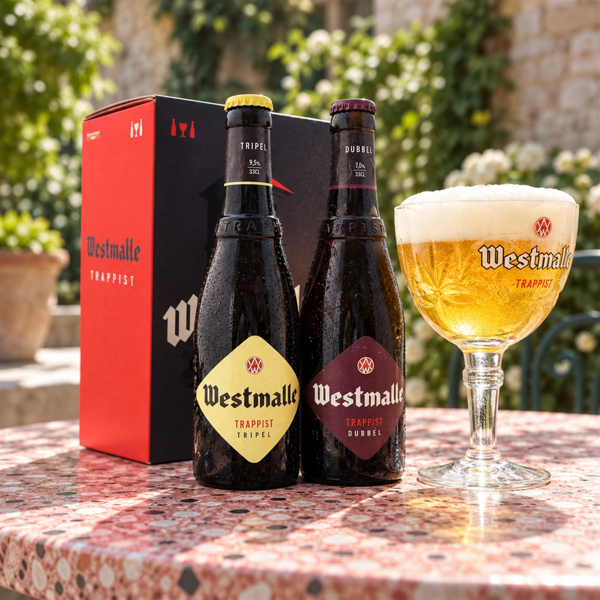 Pack Westmalle 2 botellas + copa: bebida servida en vaso junto a su envase