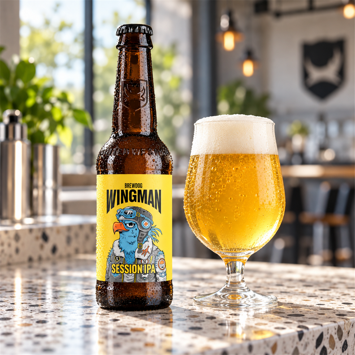 BrewDog Wingman: bebida servida en vaso junto a su envase