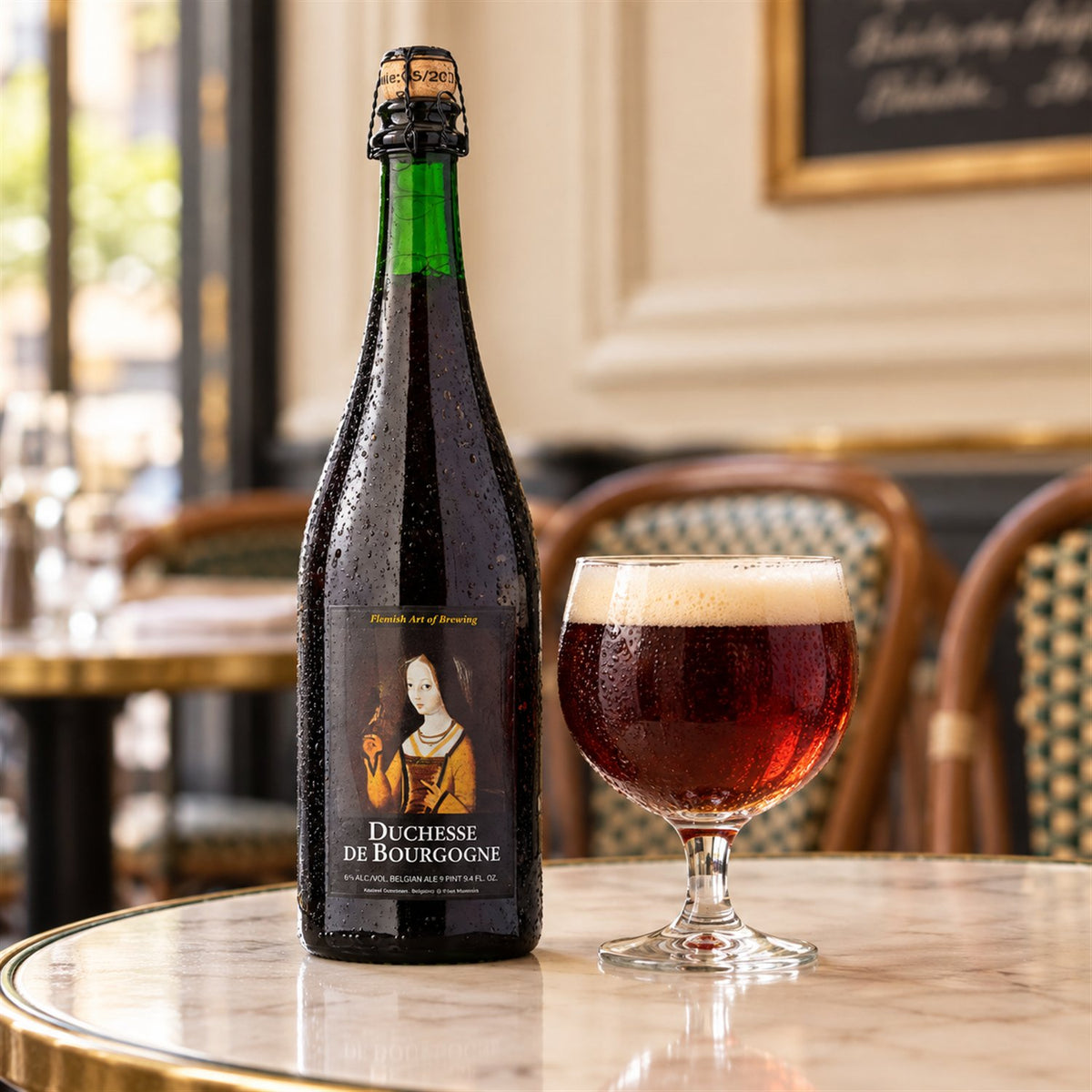 Duchesse De Bourgogne: bebida servida en vaso junto a su envase