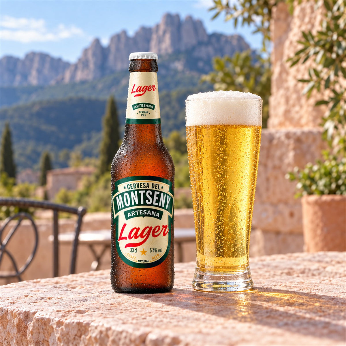 Montseny Lager: bebida servida en vaso junto a su envase