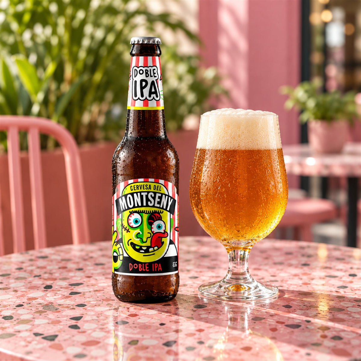 Montseny Doble IPA: bebida servida en vaso junto a su envase