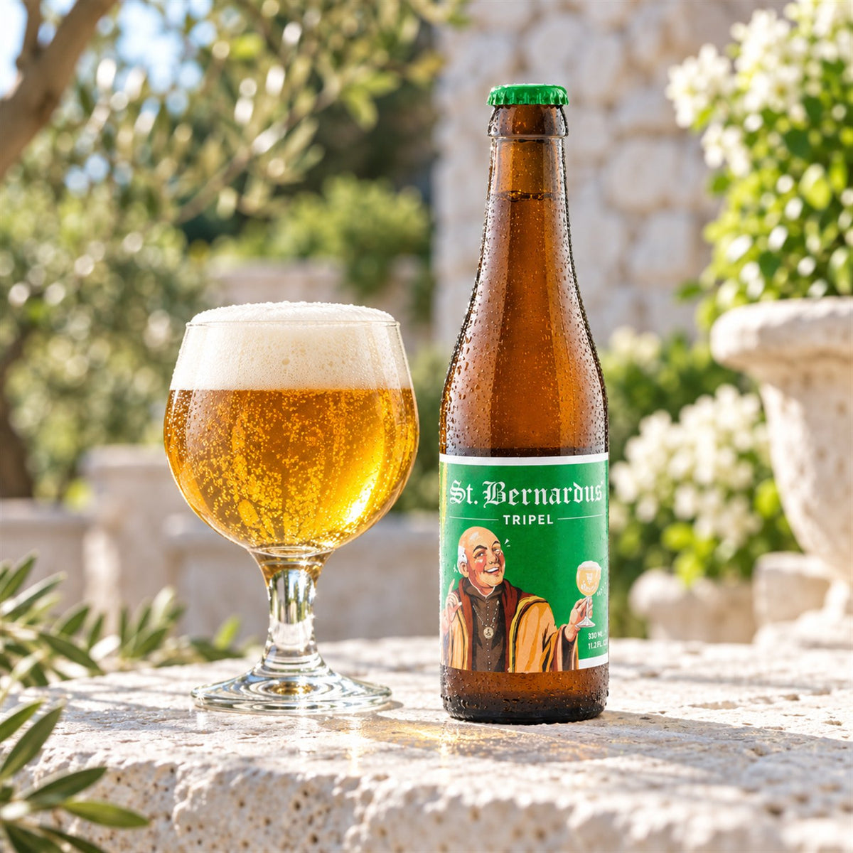 St. Bernardus Tripel: bebida servida en vaso junto a su envase