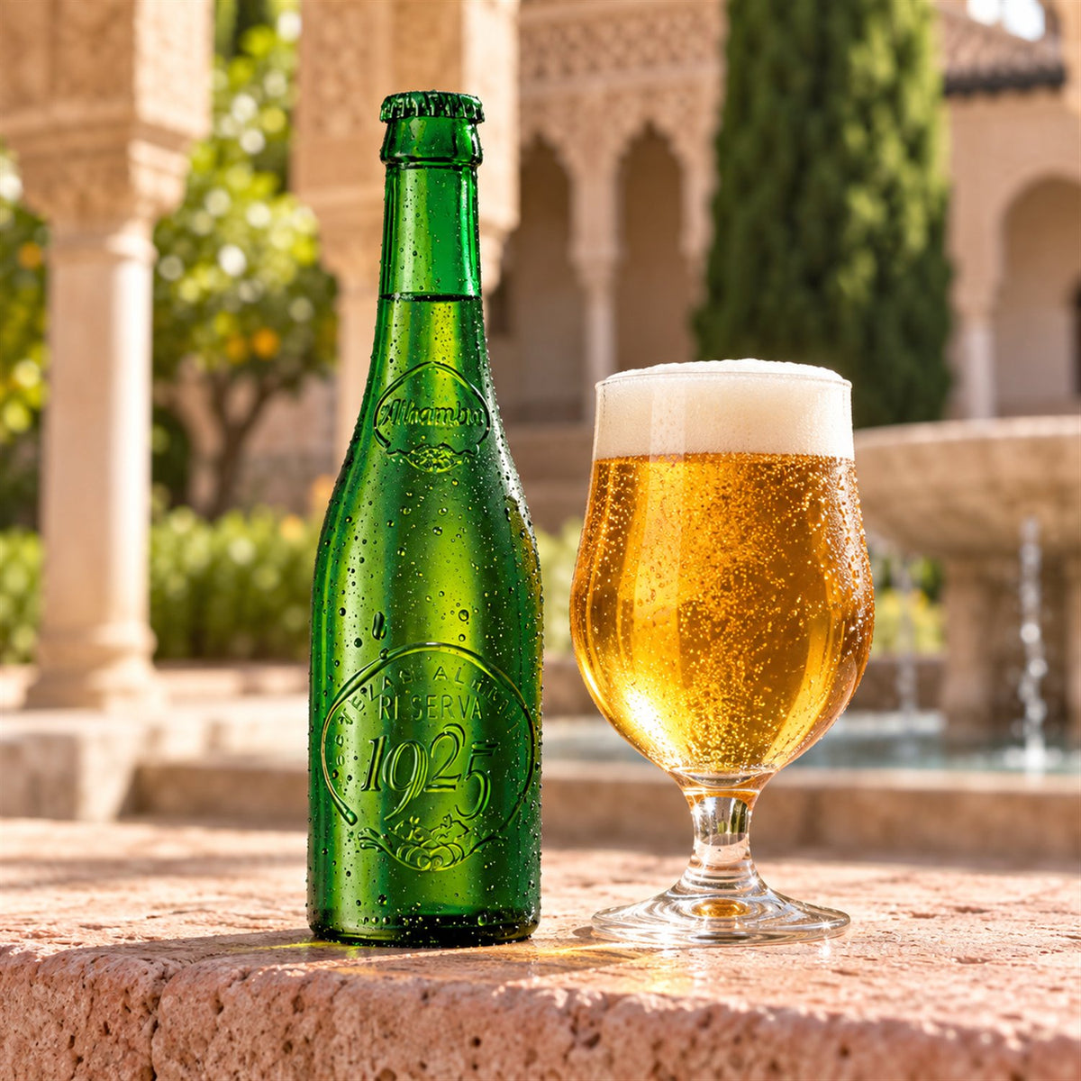 Alhambra 1925: bebida servida en vaso junto a su envase