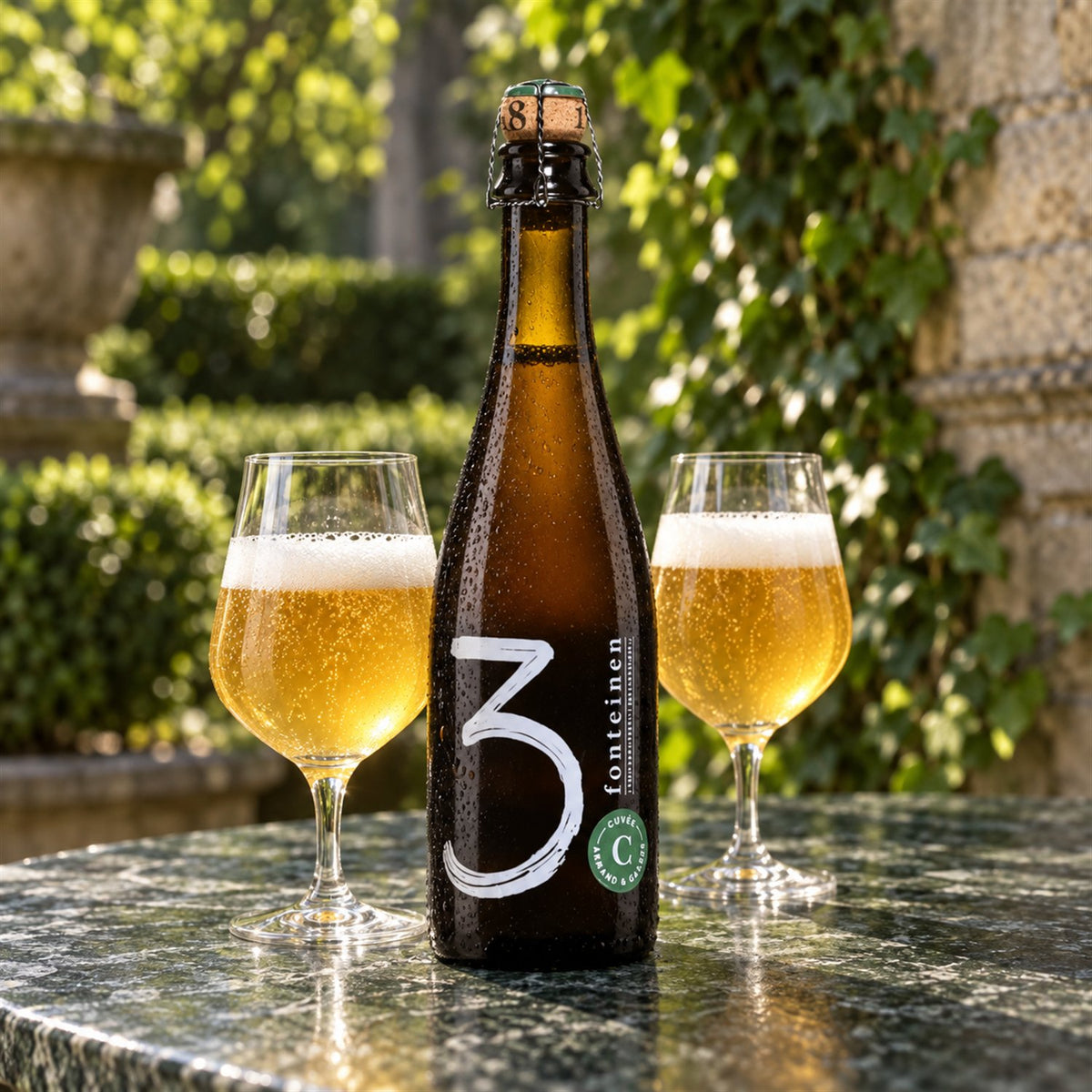 3 Fonteinen Cuvèe Armand & Gaston: bebida servida en vaso junto a su envase