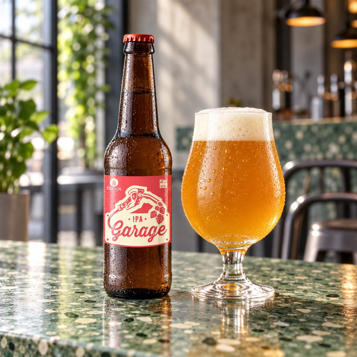 Espiga Garage IPA botella: bebida servida en vaso junto a su envase