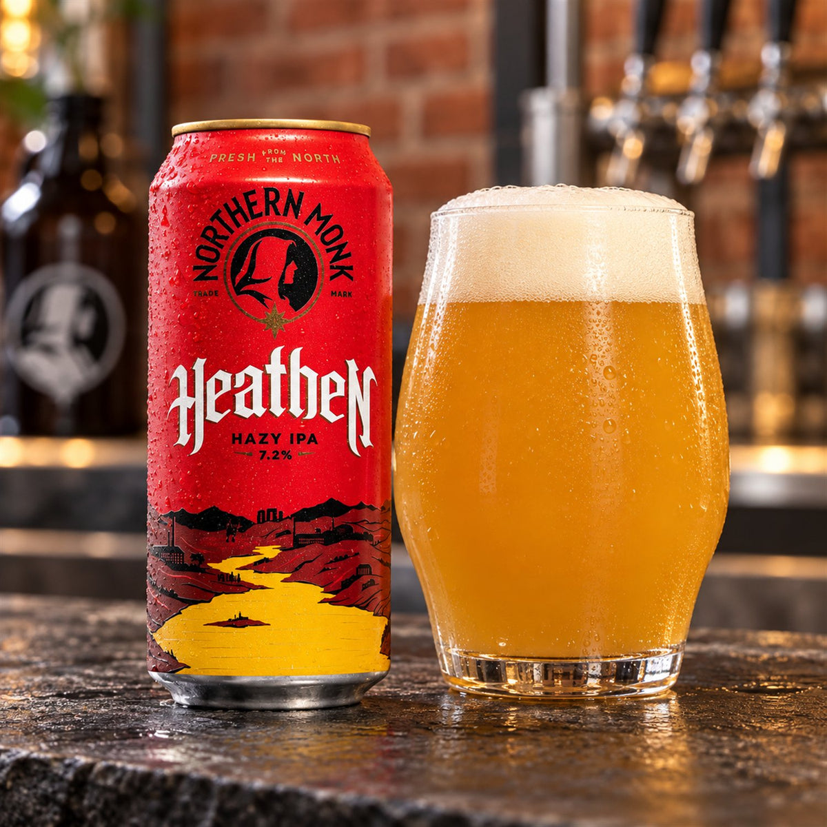 Northern Monk Heathen: bebida servida en vaso junto a su envase