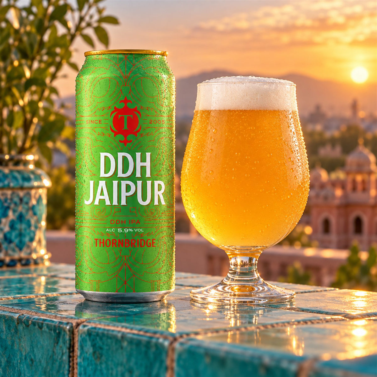 Thornbridge DDH Jaipur: bebida servida en vaso junto a su envase