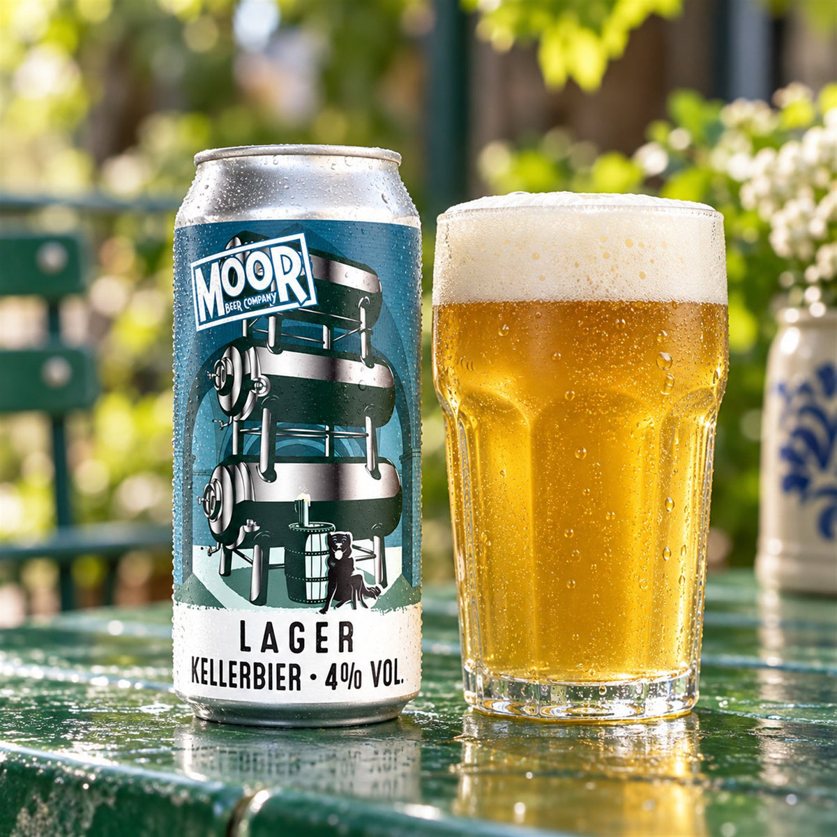 Moor Lager Kellerbier: bebida servida en vaso junto a su envase