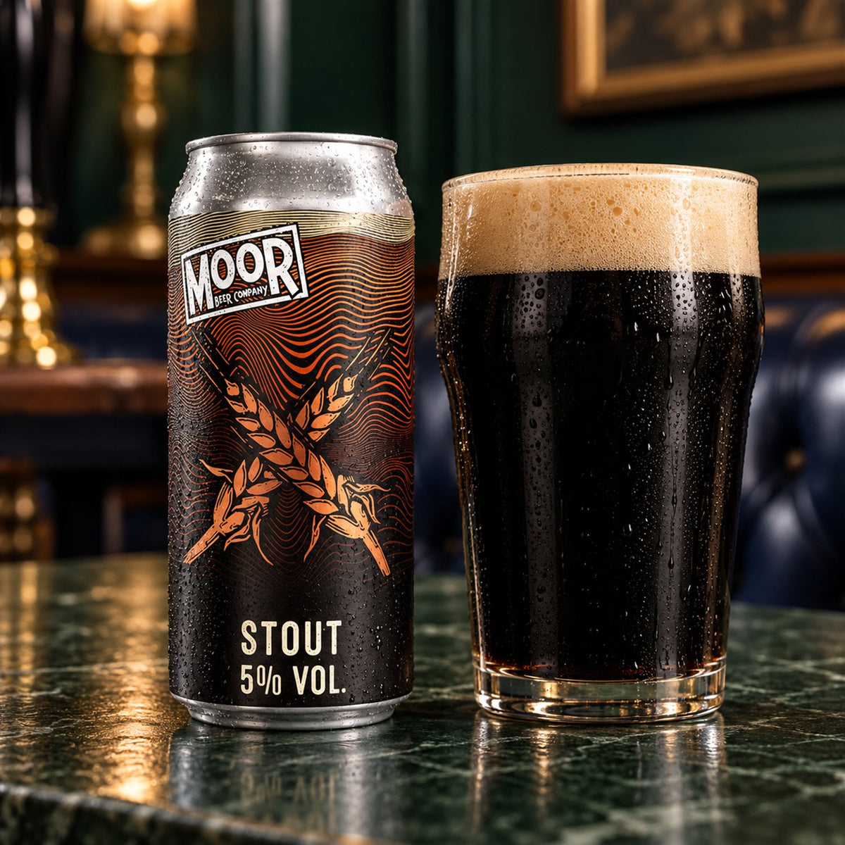 Moor Stout: bebida servida en vaso junto a su envase