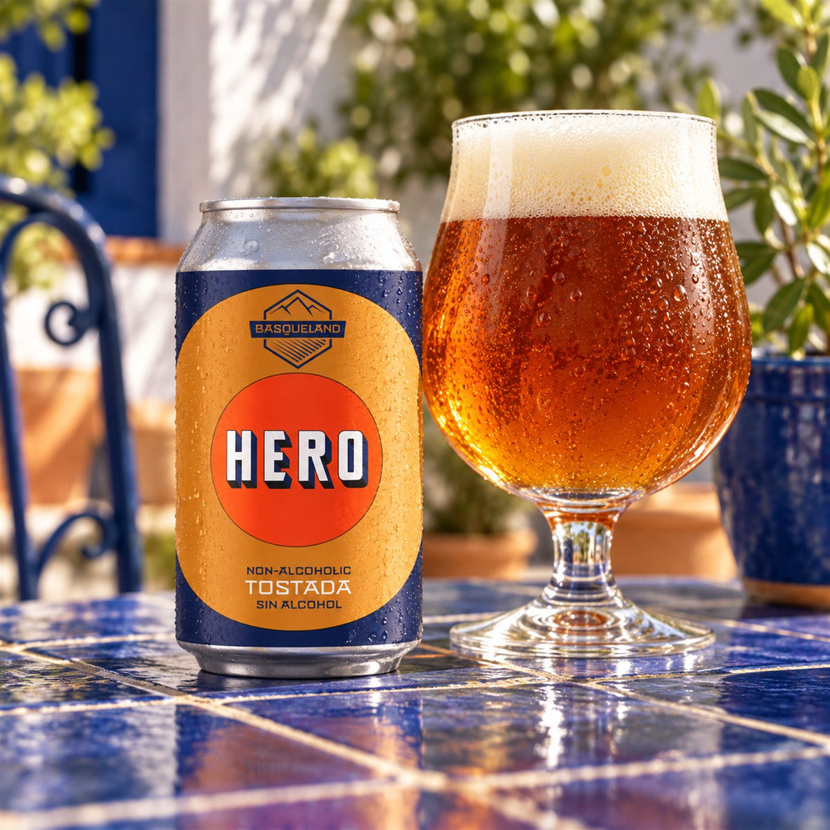 Basqueland Hero Tostada: bebida servida en vaso junto a su envase