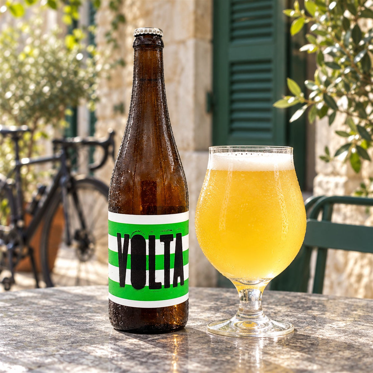 Cyclic Volta: bebida servida en vaso junto a su envase