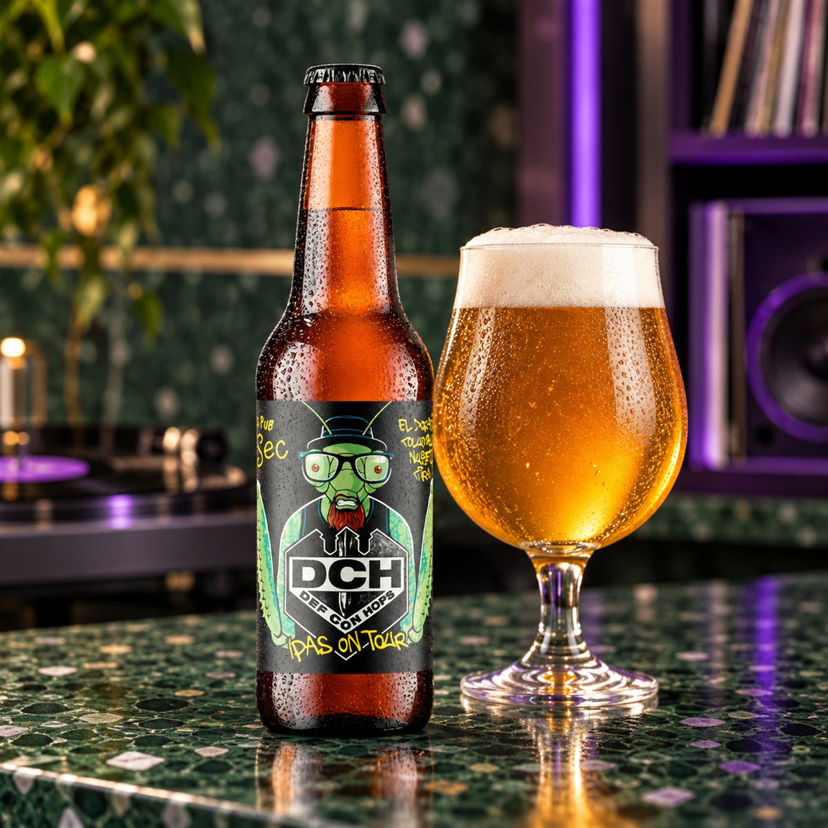 Dougall's Def con Hops: bebida servida en vaso junto a su envase