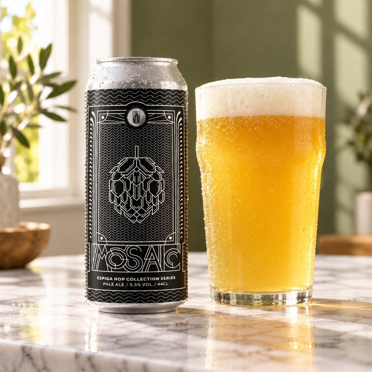 Espiga Mosaic: bebida servida en vaso junto a su envase