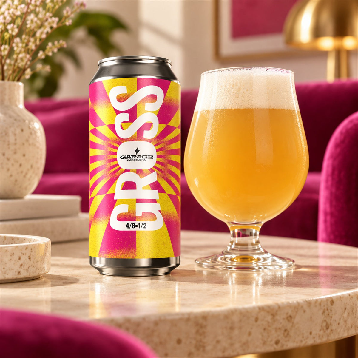 GROSS Cuatro Octavos Igual A Un Medio: bebida servida en vaso junto a su envase