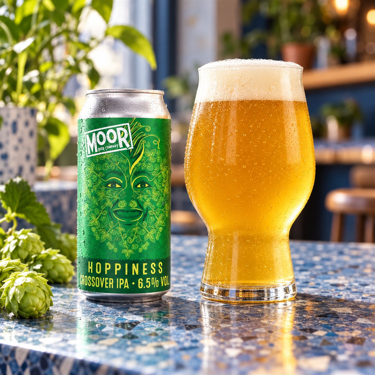 Moor Hoppiness: bebida servida en vaso junto a su envase