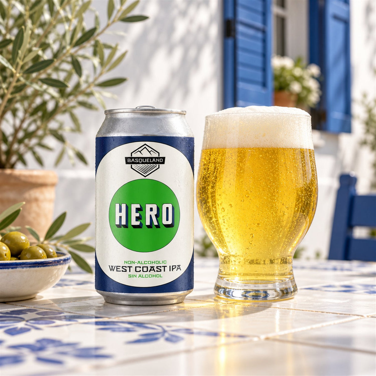 Basqueland Hero West Coast: bebida servida en vaso junto a su envase