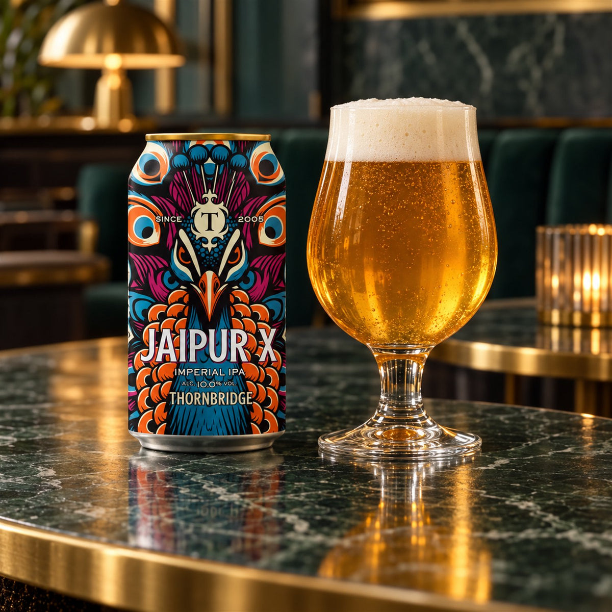 Thornbridge Jaipur X: bebida servida en vaso junto a su envase