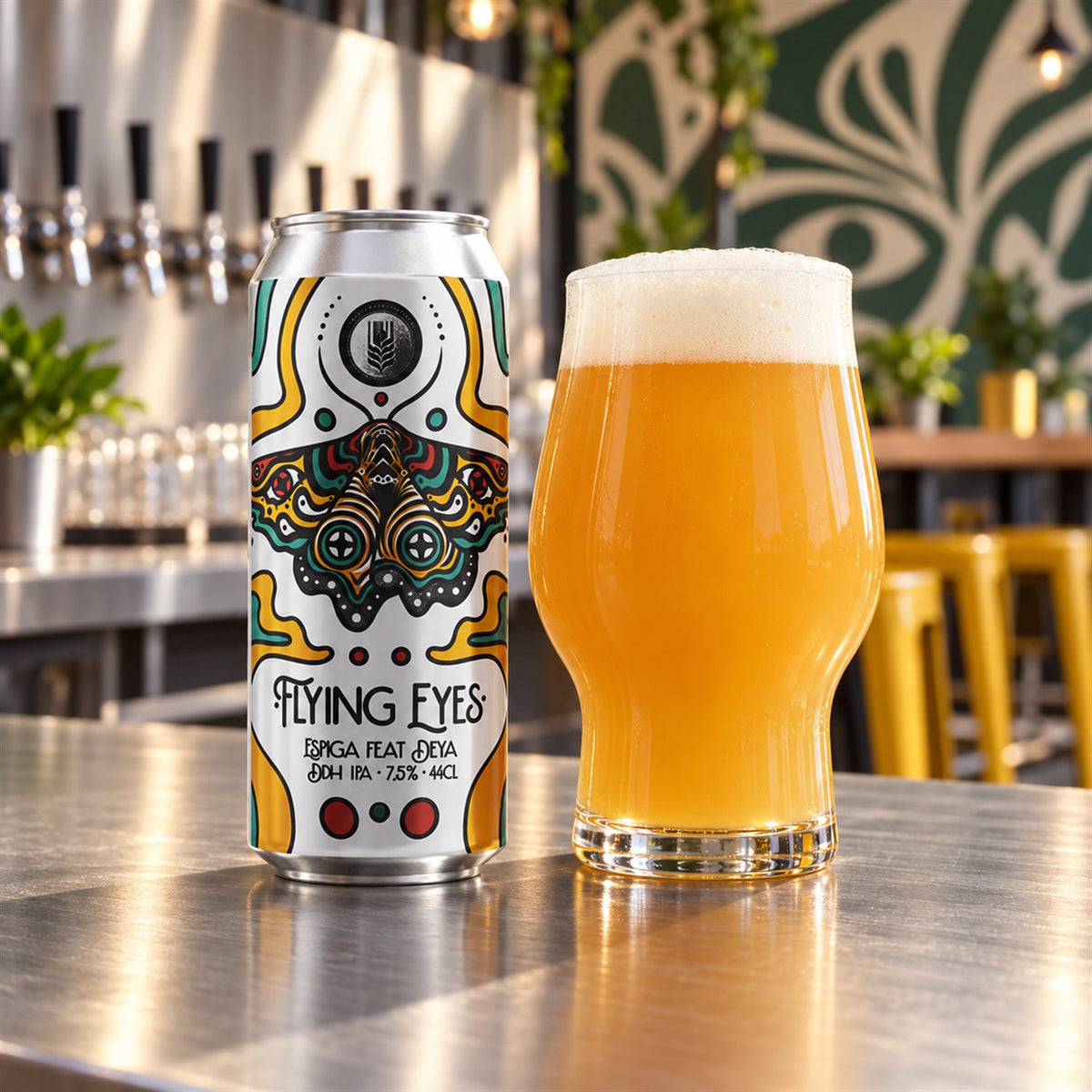 Espiga Flying Eyes: bebida servida en vaso junto a su envase