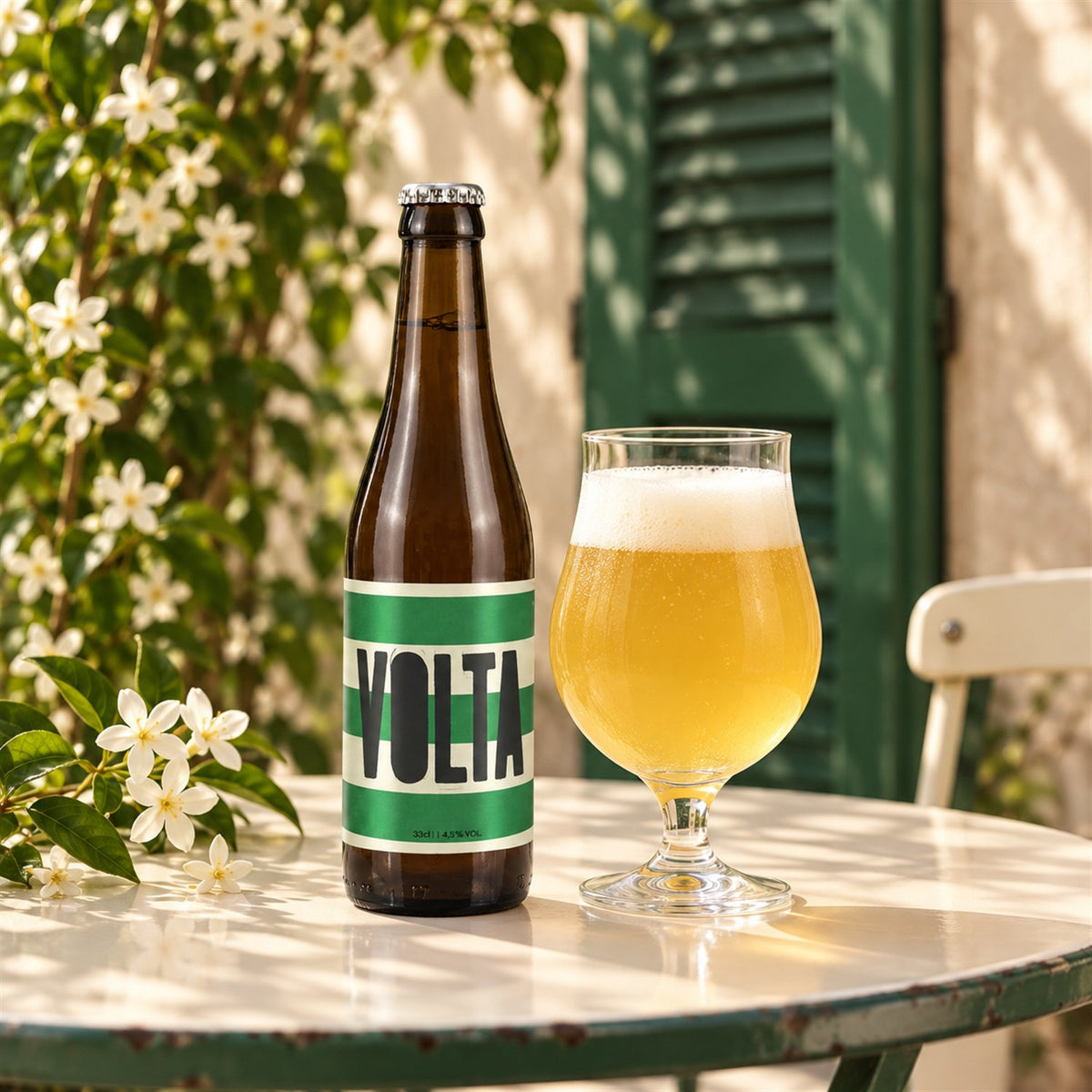 Cyclic Volta: bebida servida en vaso junto a su envase