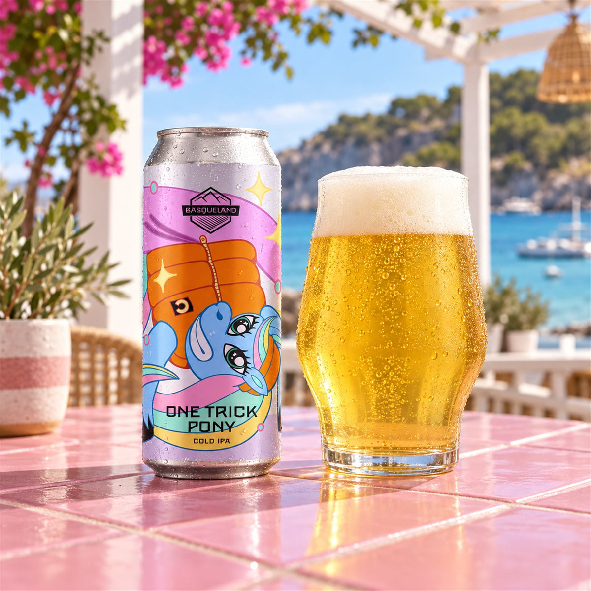 Basqueland One Trick Pony: bebida servida en vaso junto a su envase
