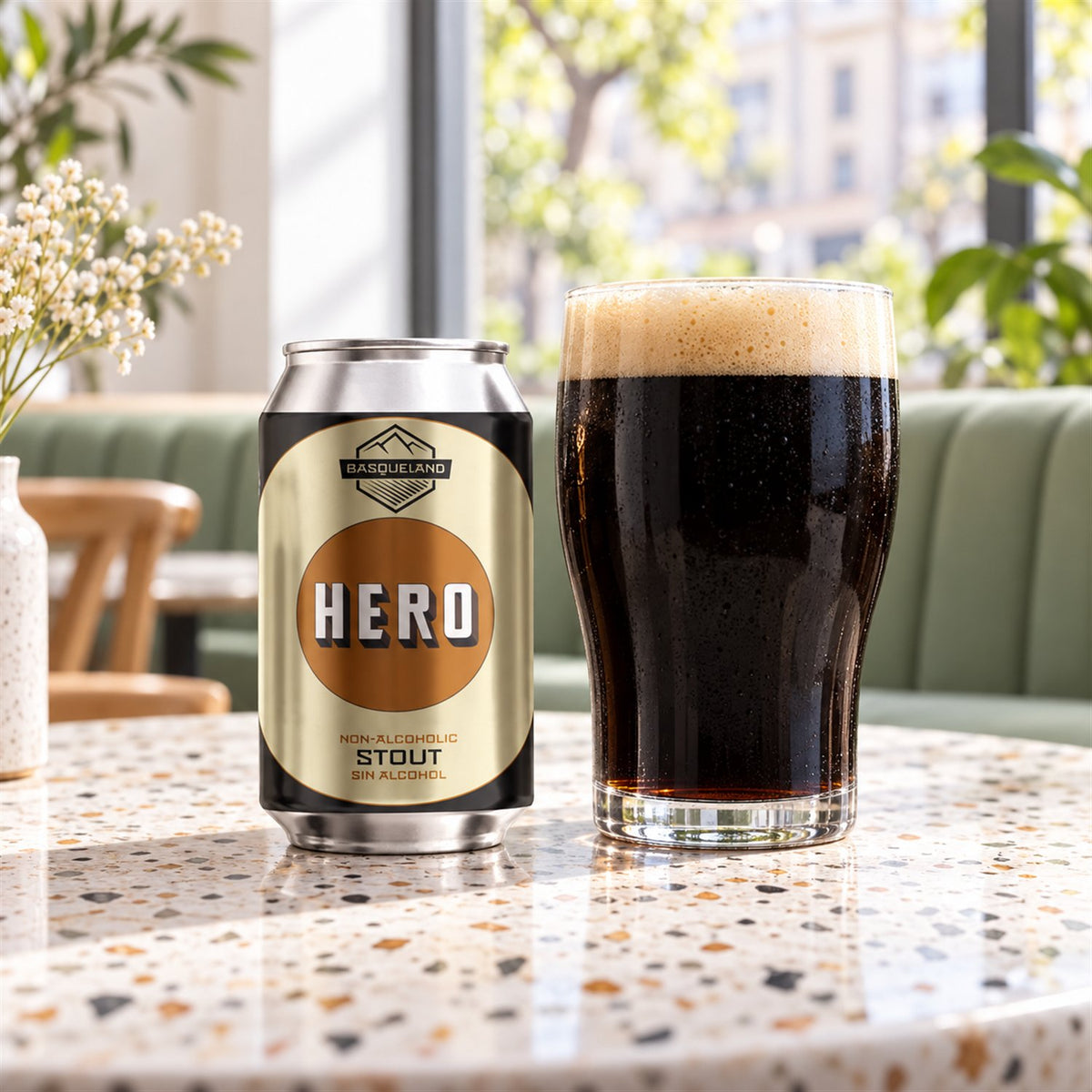 Basqueland Hero Stout: bebida servida en vaso junto a su envase