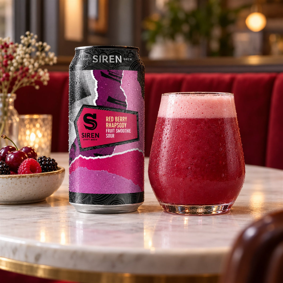Siren Red Berry Rhapsody: bebida servida en vaso junto a su envase