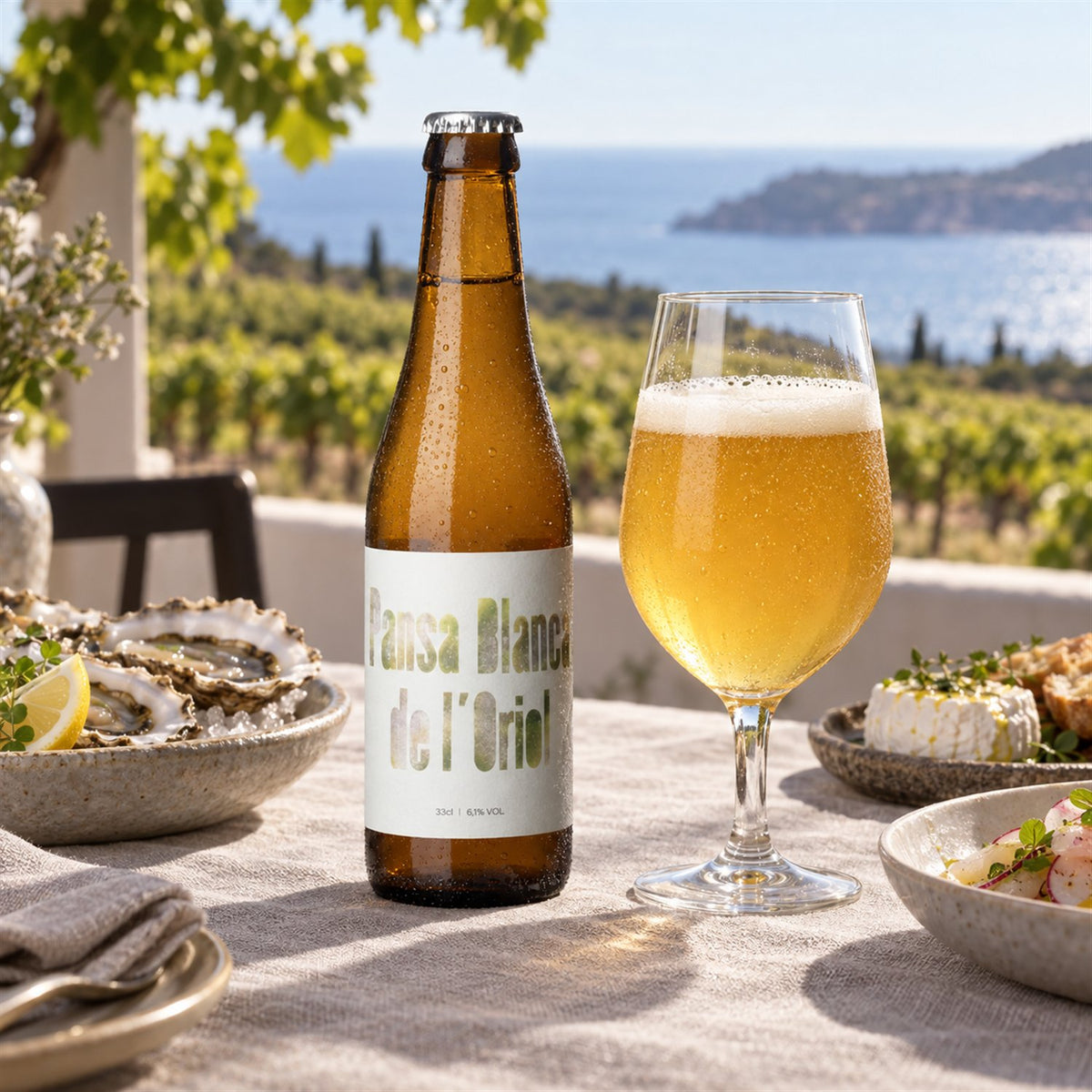 Cyclic Pansa Blanca Oriol 33cl: bebida servida en vaso junto a su envase