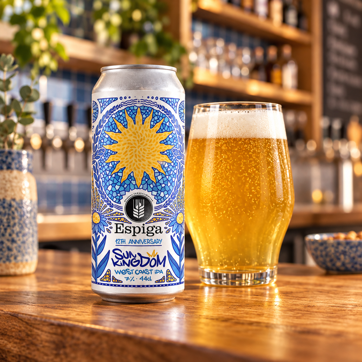 Espiga Sun Kingdom: cerveza servida junto a la lata