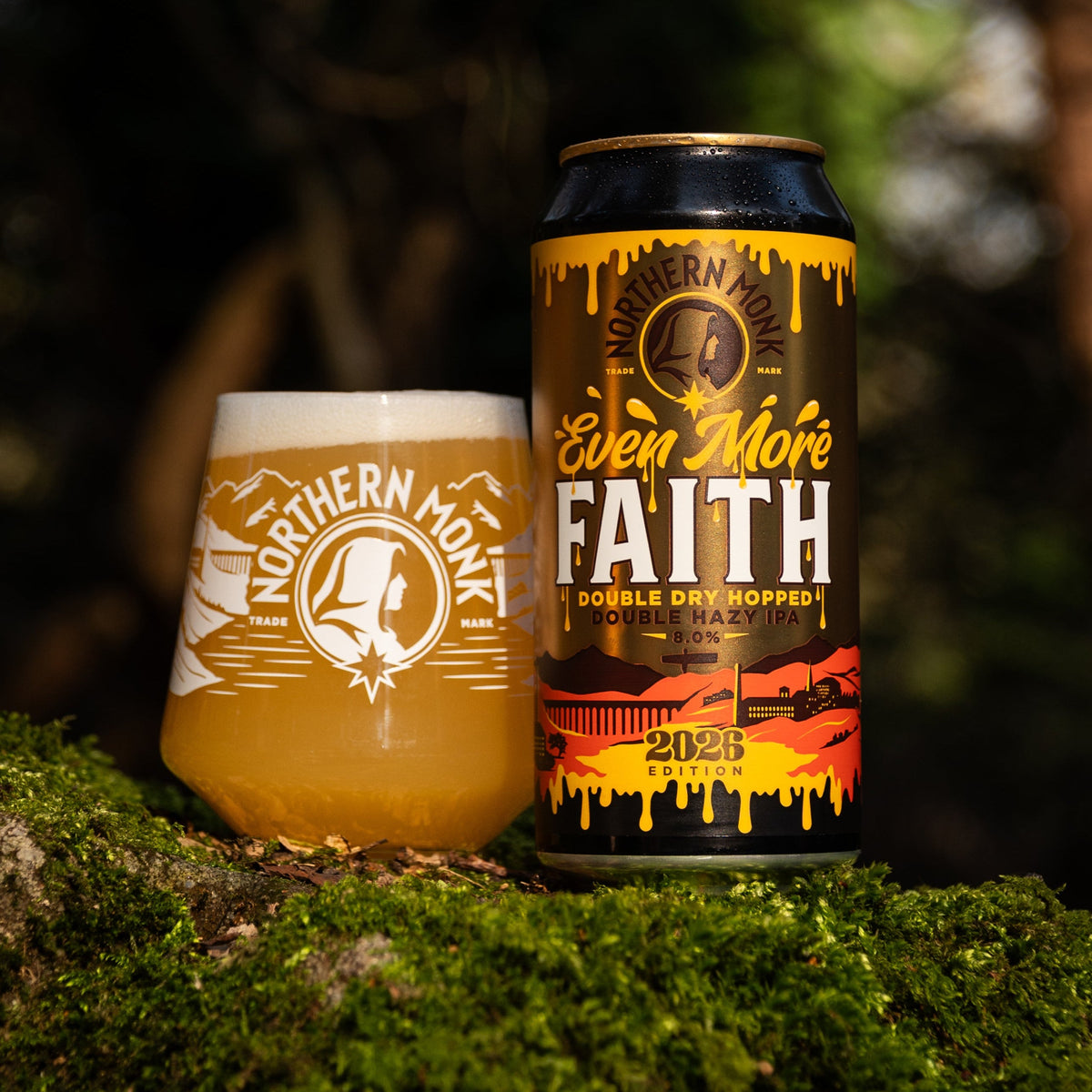 Northern Monk Even More Faith: lata junto a cerveza servida en ambiente
