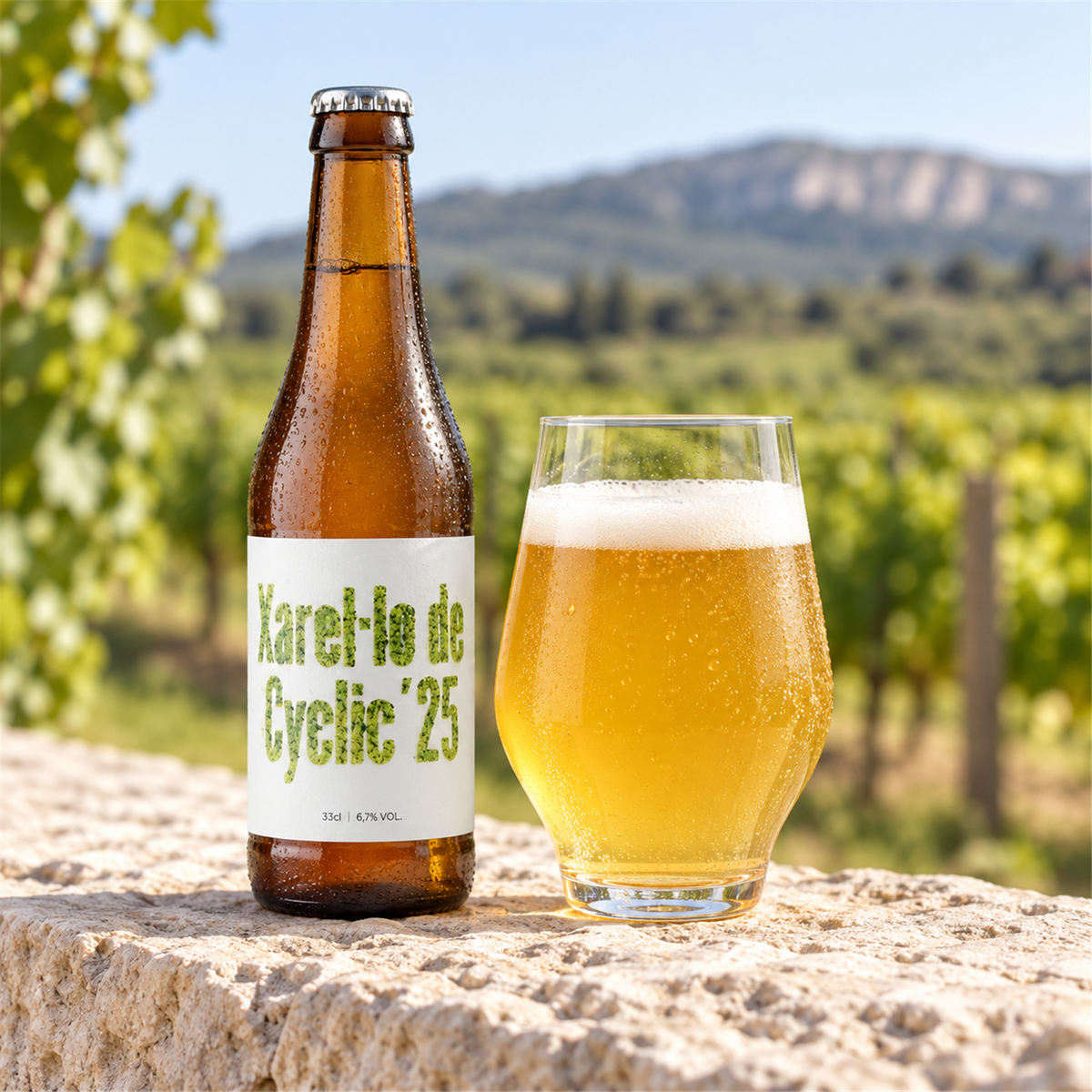 Cyclic Xarel.lo 33cl: bebida servida en vaso junto a su envase