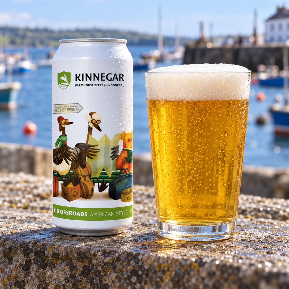 Kinnegar Crossroads: bebida servida en vaso junto a su envase