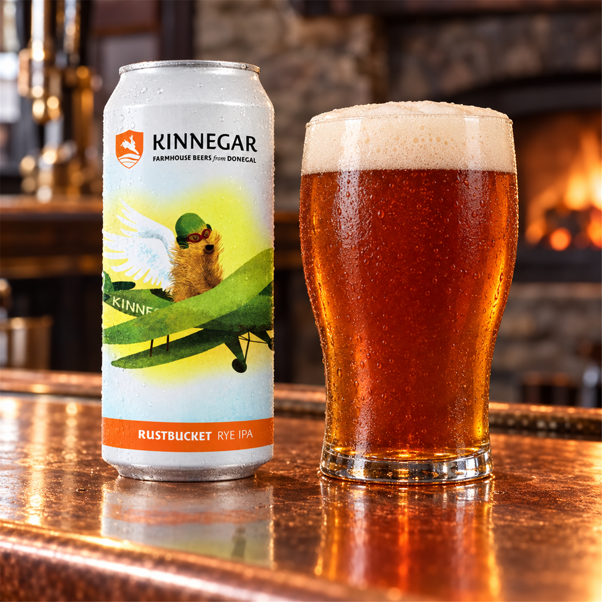 Kinnegar Rustbucket: bebida servida en vaso junto a su envase