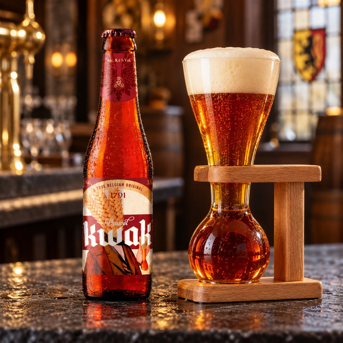 Kwak: bebida servida en vaso junto a su envase