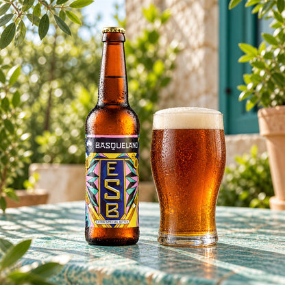 Basqueland ESB Botella: bebida servida en vaso junto a su envase