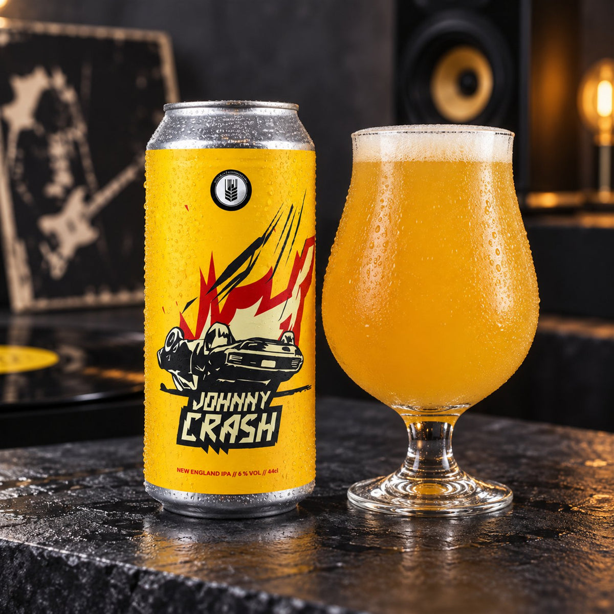 Espiga Johnny Crash: bebida servida en vaso junto a su envase