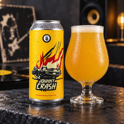 Espiga Johnny Crash: bebida servida en vaso junto a su envase