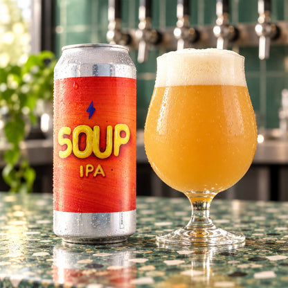 Garage Soup: bebida servida en vaso junto a su envase
