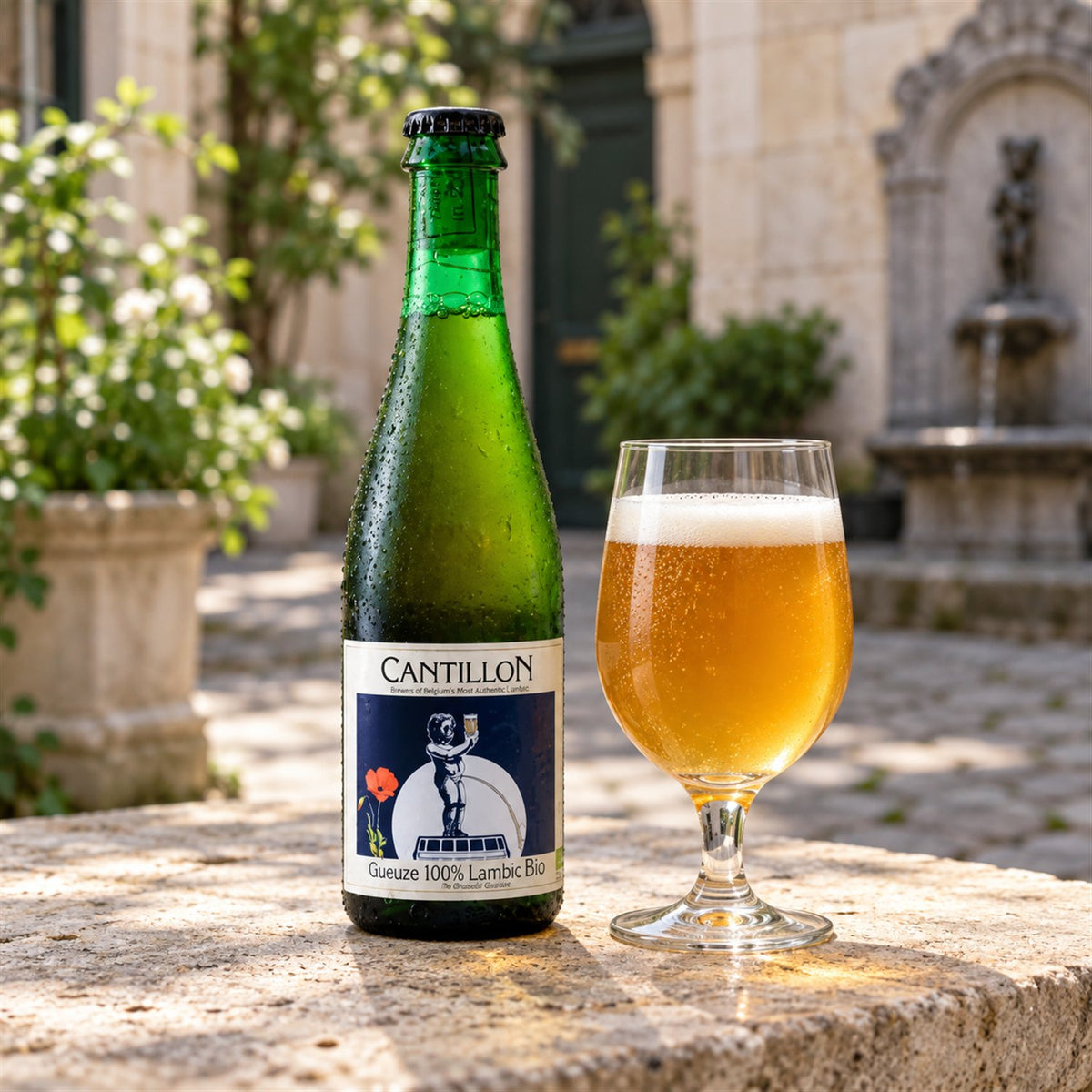 Cantillon Gueuze BIO: bebida servida en vaso junto a su envase