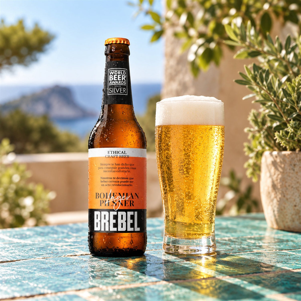 Brebel Bohemian Pilsner: bebida servida en vaso junto a su envase