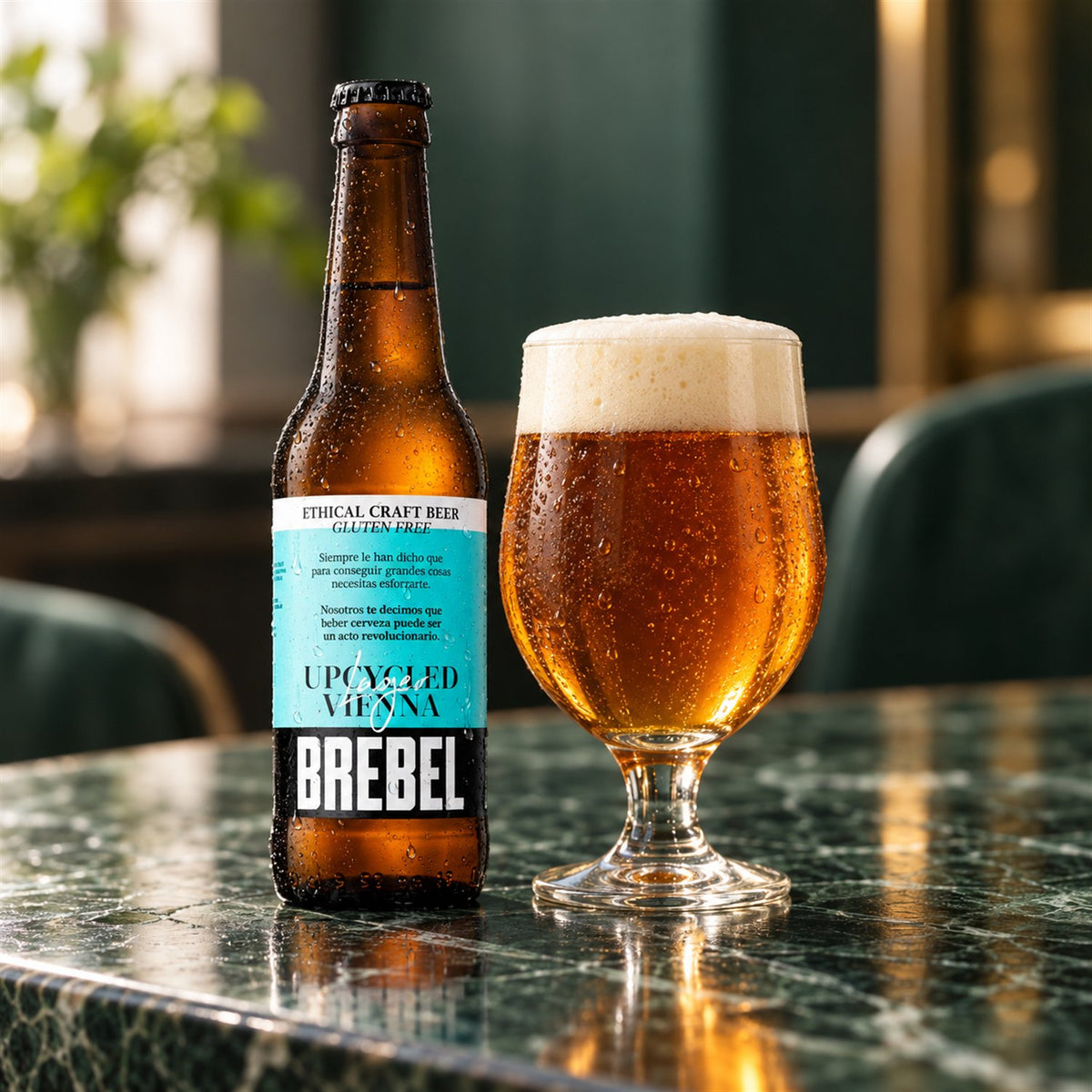 Brebel Upcycled: bebida servida en vaso junto a su envase