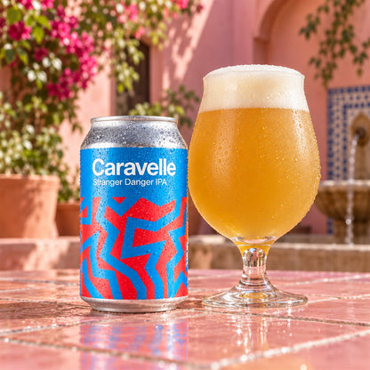 Caravelle Stranger Danger: bebida servida en vaso junto a su envase