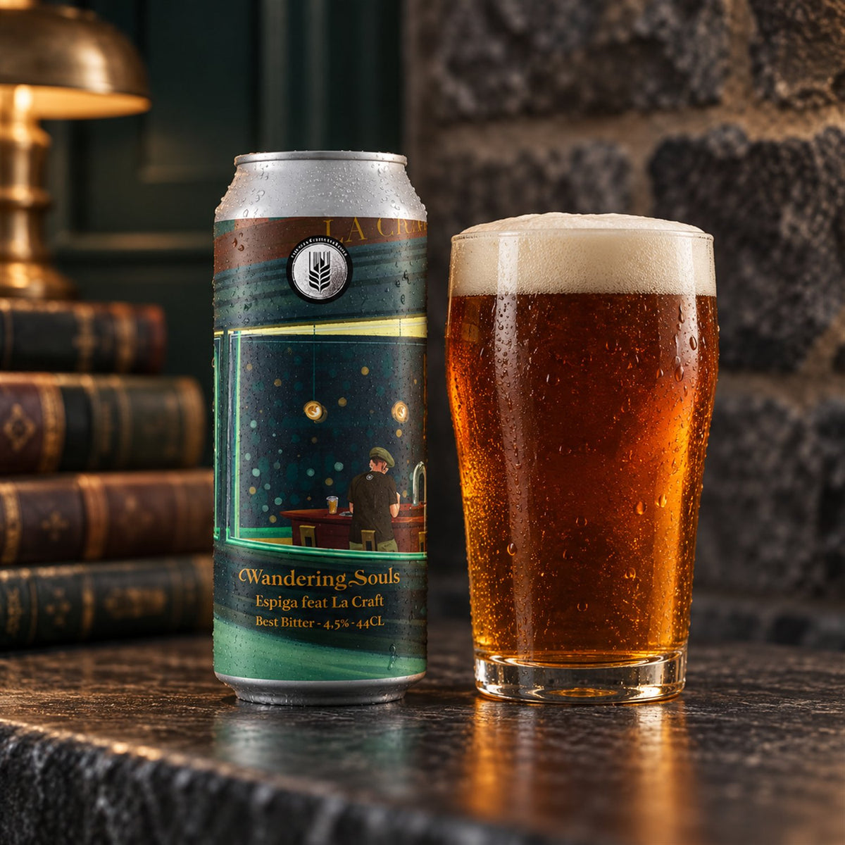 Espiga Wandering souls: bebida servida en vaso junto a su envase