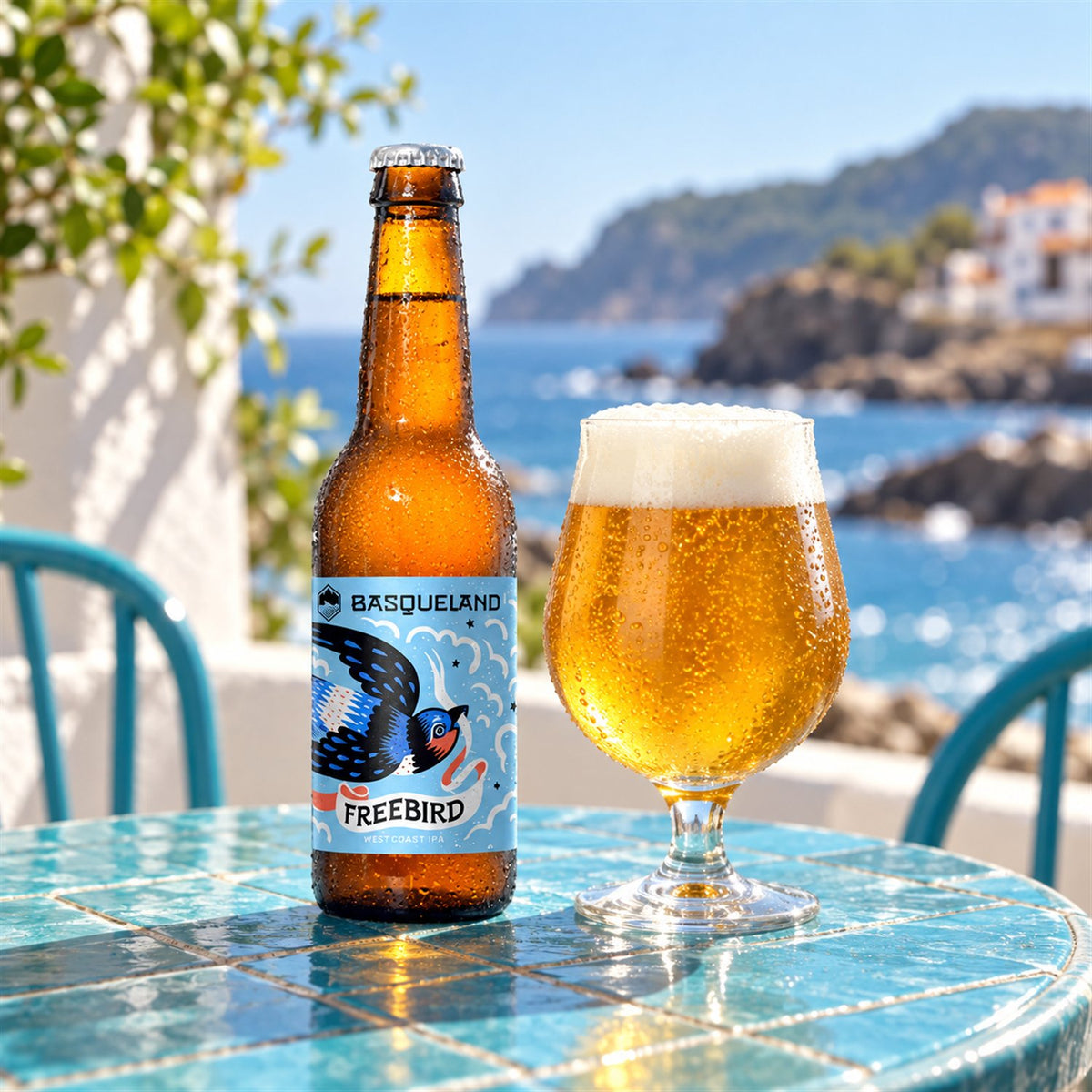 Basqueland Freebird: bebida servida en vaso junto a su envase