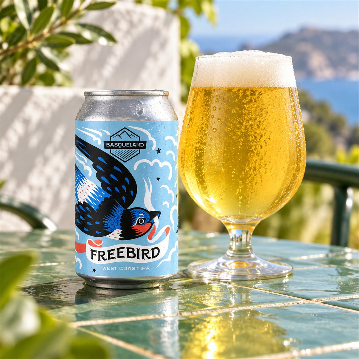 Basqueland Freebird lata: bebida servida en vaso junto a su envase