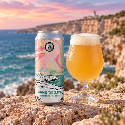 Espiga Against the Cliffs: bebida servida en vaso junto a su envase