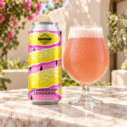 Basqueland Strawberry Lemonade: bebida servida en vaso junto a su envase
