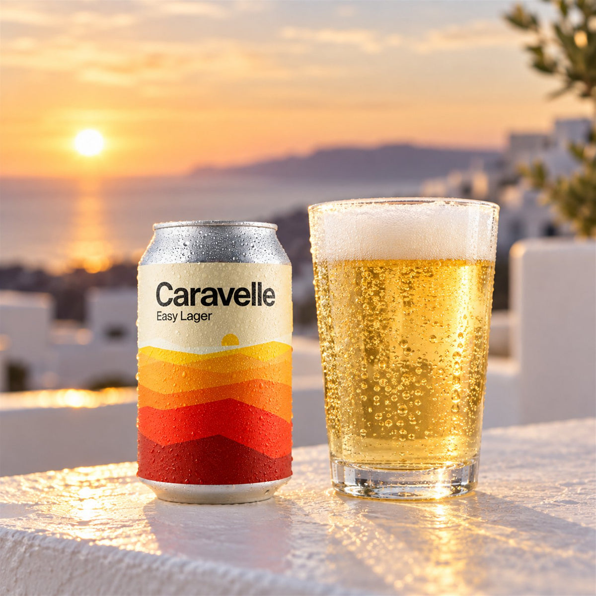 Caravelle Easy Lager: bebida servida en vaso junto a su envase